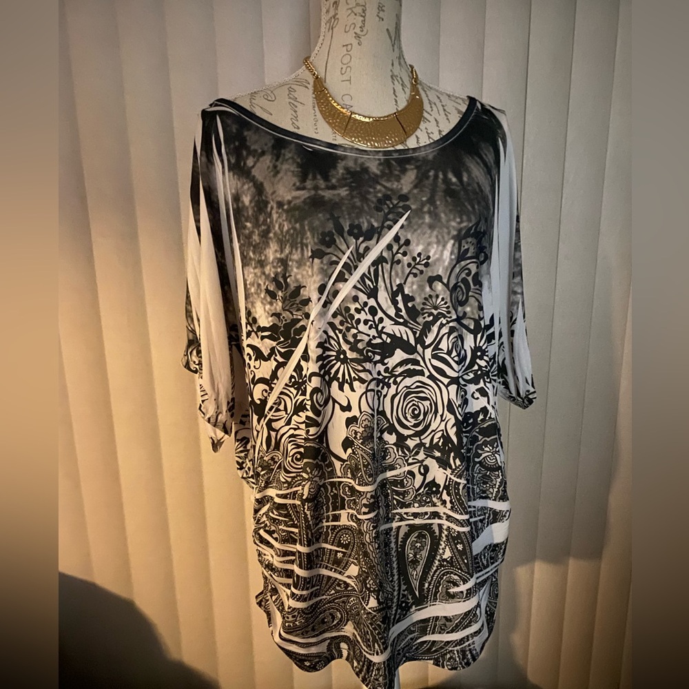 Black and White Floral Women's Top size 2X